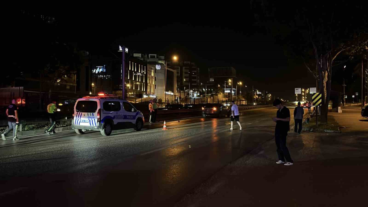 Karşıdan karşıya geçen yaşlı adama otomobil çarptı