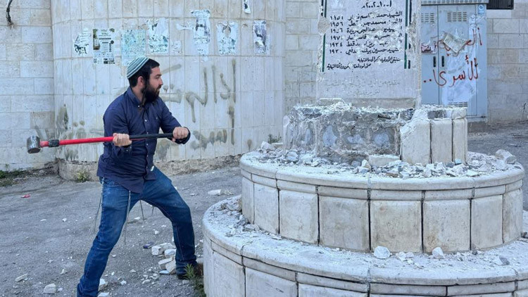 Batı Şeria’da provokasyon: İsrailli vekil ‘Şehitler Anıtı’nı balyozla parçaladı
